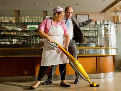 sole-a-catinelle-checco-zalone-con-in-una-scena-del-film-289156