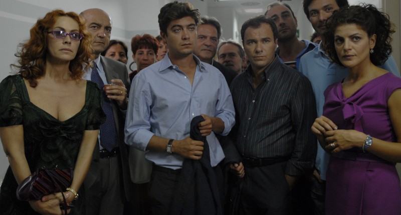 riccardo-scamarcio-elena-sofia-ricci-e-nicole-grimaudo-in-una-scena-di-mine-vaganti-145799