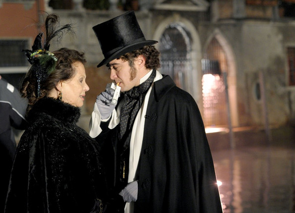 fanninggoesvictorianeffieyatvc8ejv5xl