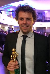 MV5BMjA1NjMwNTYzMV5BMl5BanBnXkFtZTgwNjA0MjAwNjE@._V1_UX214_CR0,0,214,317_AL_