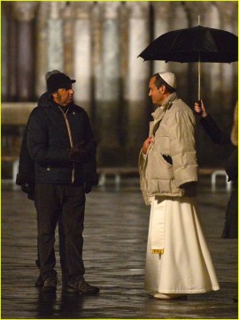 jude-law-continues-filming-young-pope-in-venice-15