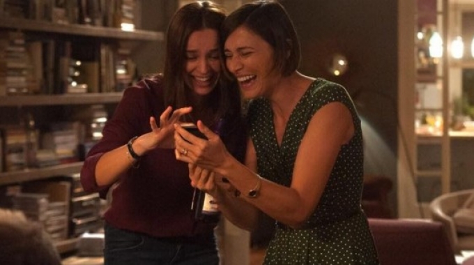 Kasia Smutniak and Anna Foglietta in "Perfetti sconosciuti" 